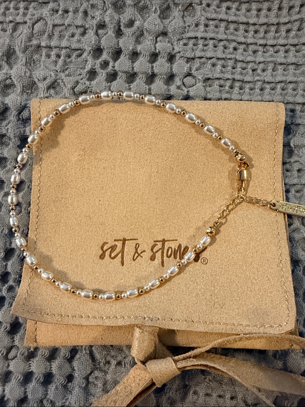 New Set & Stones Shelly pearl and gold anklet - Picture 2 of 2